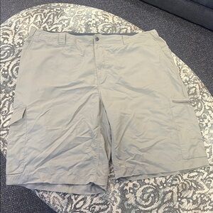 Columbia Khaki Shorts Cargo Zip Pockets Men's Size 44 Inseam 12”